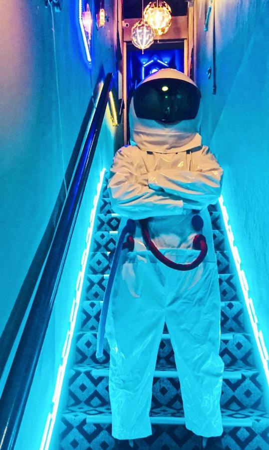 Met A Space Pod @ Boat Quay Singapur Exterior foto